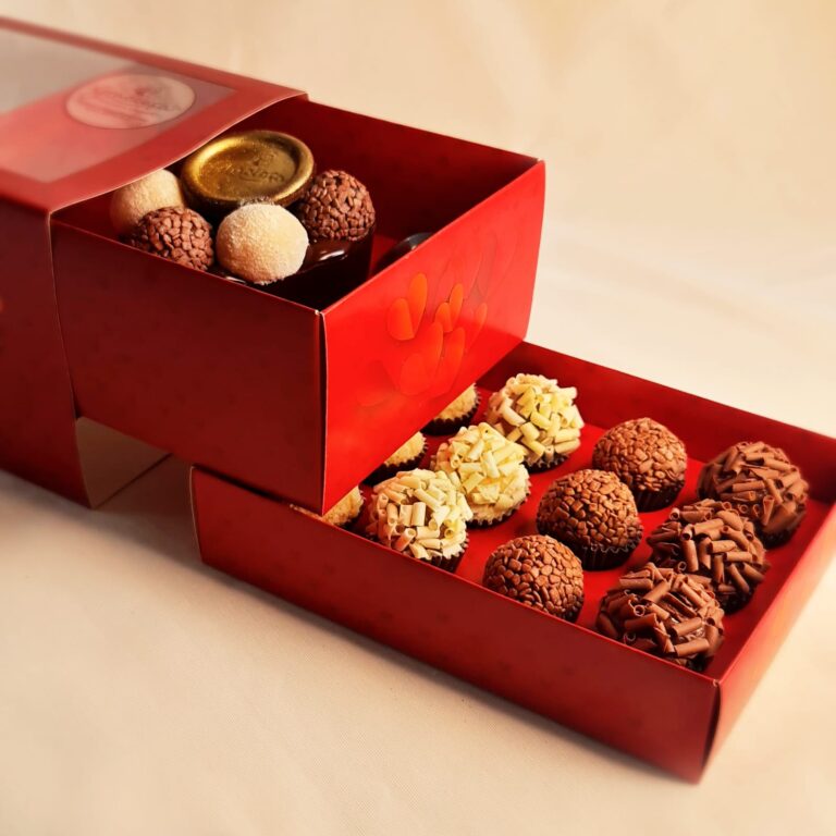 Coração recheado acompanhado de brigadeiros